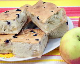 Шарлотка с яблоками и ягодой