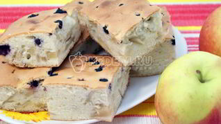 Шарлотка с яблоками и ягодой