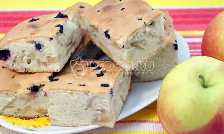 Рецепт шарлотка с яблоками и ягодой