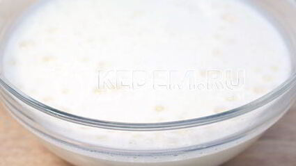 шарлотка с яблоками и ягодой