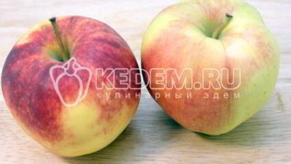 шарлотка с яблоками и ягодой