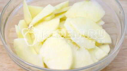 шарлотка с яблоками и ягодой