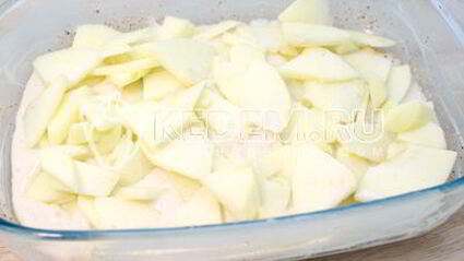 шарлотка с яблоками и ягодой