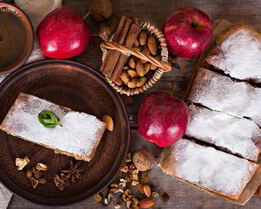 Шарлотка с яблоками корицей и изюмом