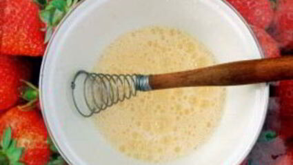 шарлотка с яблоками на сковороде