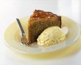 Яблочная шарлотка с медом и корицей