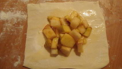 слоеные конвертики с яблоками и грушами