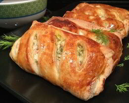 Слойки с крабовыми палочками и творогом