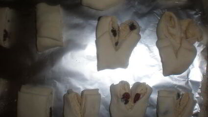 слойки с кунжутом и клюквой