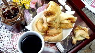 Слойки с маршмеллоу и орехами