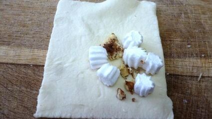 слойки с маршмеллоу и орехами