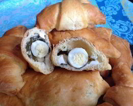 Слойки с щавелем, сыром и яйцом