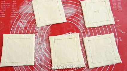 слойки с сырно-томатной начинкой