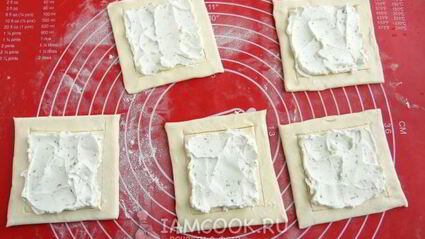 слойки с сырно-томатной начинкой