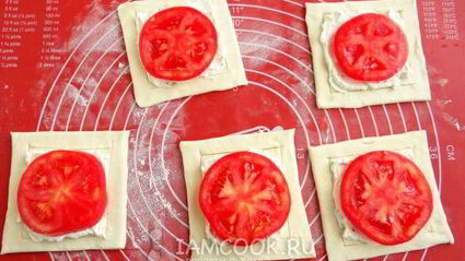 слойки с сырно-томатной начинкой