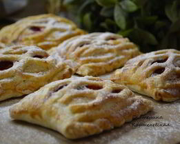 Слойки с творогом и клубникой