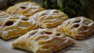 Слойки с творогом и клубникой