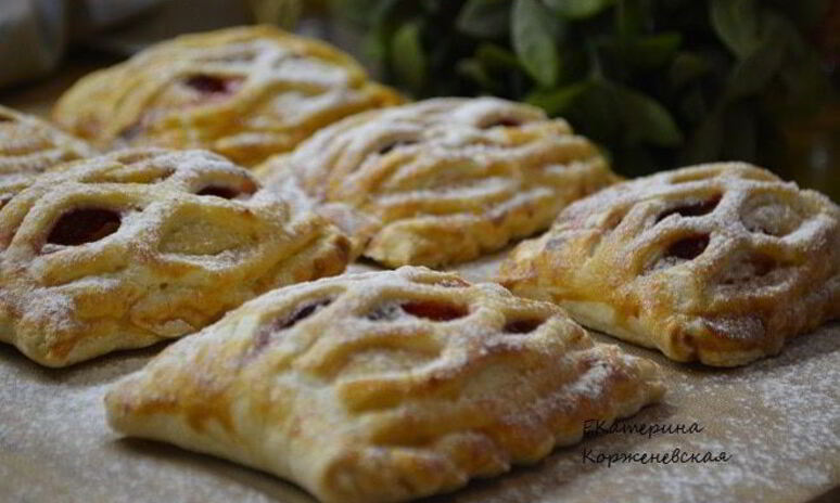 Рецепт слойки с творогом и клубникой