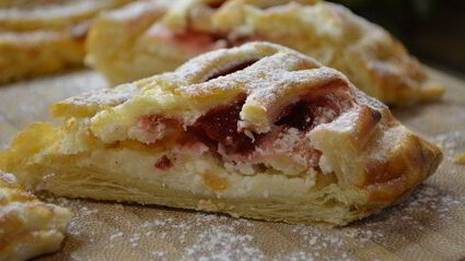 слойки с творогом и клубникой