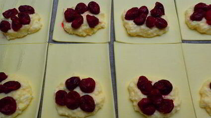 слойки с творогом и вишней