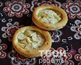 Слойки с яблоками