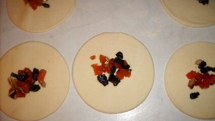 слойки солнце на тарелке