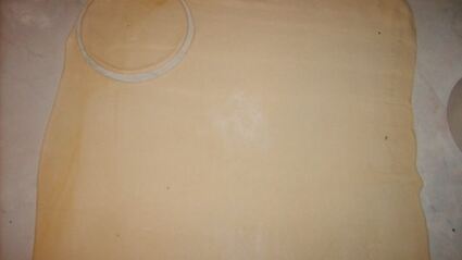 слойки солнце на тарелке