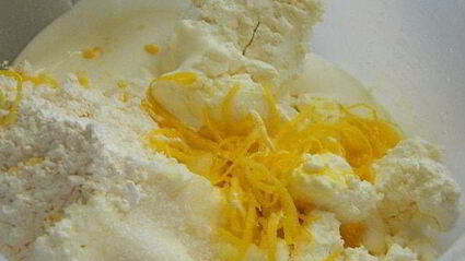 лимонный творожник со сливочной помадкой