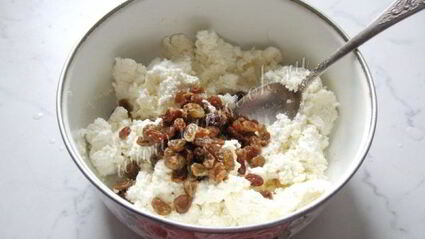 сырники с изюмом и соусом из вишни