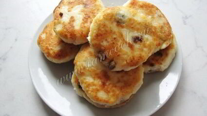 сырники с изюмом и соусом из вишни