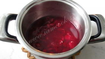 сырники с изюмом и соусом из вишни