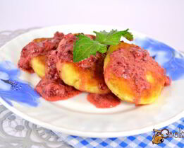 Сырники с овсяными хопьями и клубнично-сметанным соусом