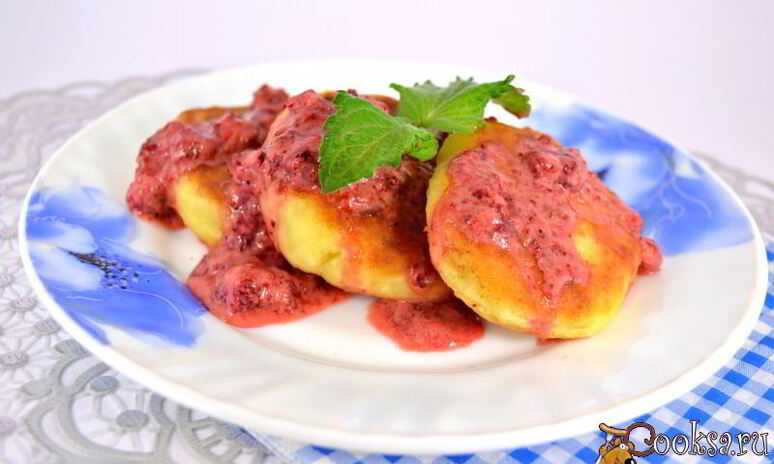 Рецепт сырники с овсяными хопьями и клубнично-сметанным соусом