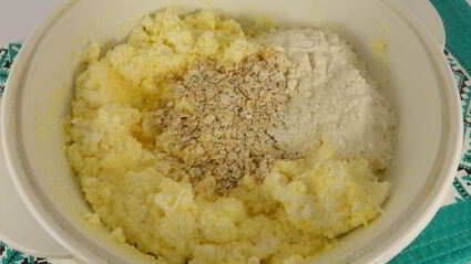 сырники с овсяными хопьями и клубнично-сметанным соусом