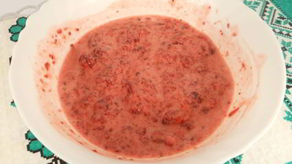 сырники с овсяными хопьями и клубнично-сметанным соусом