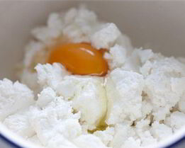 Сырники с вишневым соусом и корицей