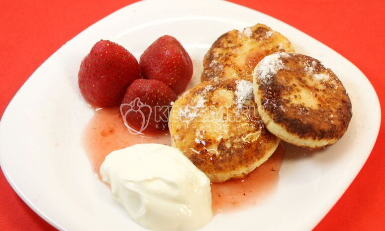 Рецепт сырники со сметаной, джемом и ягодами