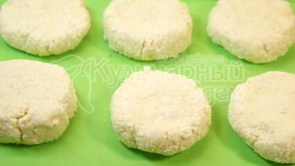 сырники со сметаной, джемом и ягодами