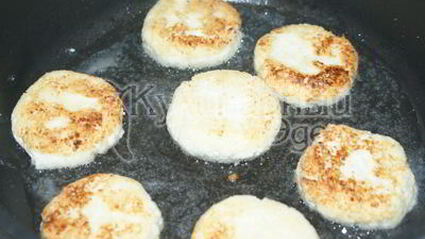 сырники со сметаной, джемом и ягодами