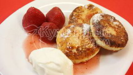 сырники со сметаной, джемом и ягодами