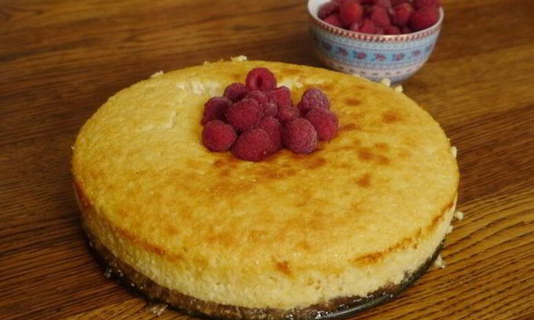 Рецепт творожник с белым шоколадом и малиной