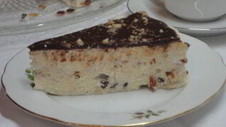 Творожник с орехами и изюмом