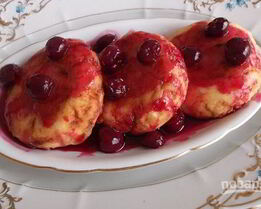 Творожные сырники с вишневым соусом