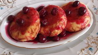 Творожные сырники с вишневым соусом