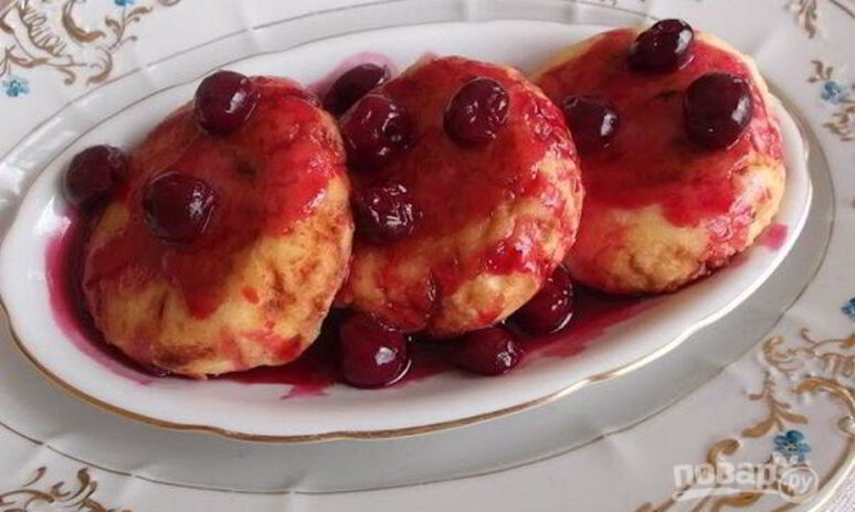 Рецепт творожные сырники с вишневым соусом