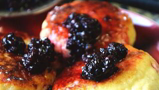 Ванильные сырники с ежевичным соусом