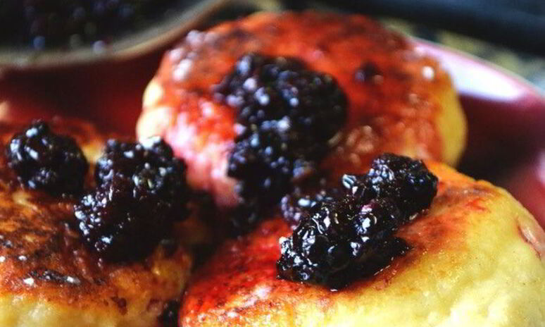 Рецепт ванильные сырники с ежевичным соусом