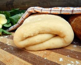 Слоеное дрожжевое тесто для булочек с сыром