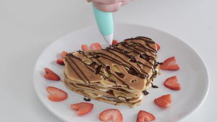 блинный торт с арахисом и бананом ко дню святого валентина