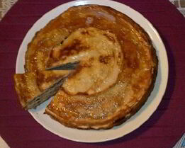 Блинный торт с соусом сабайон с виноградным соком